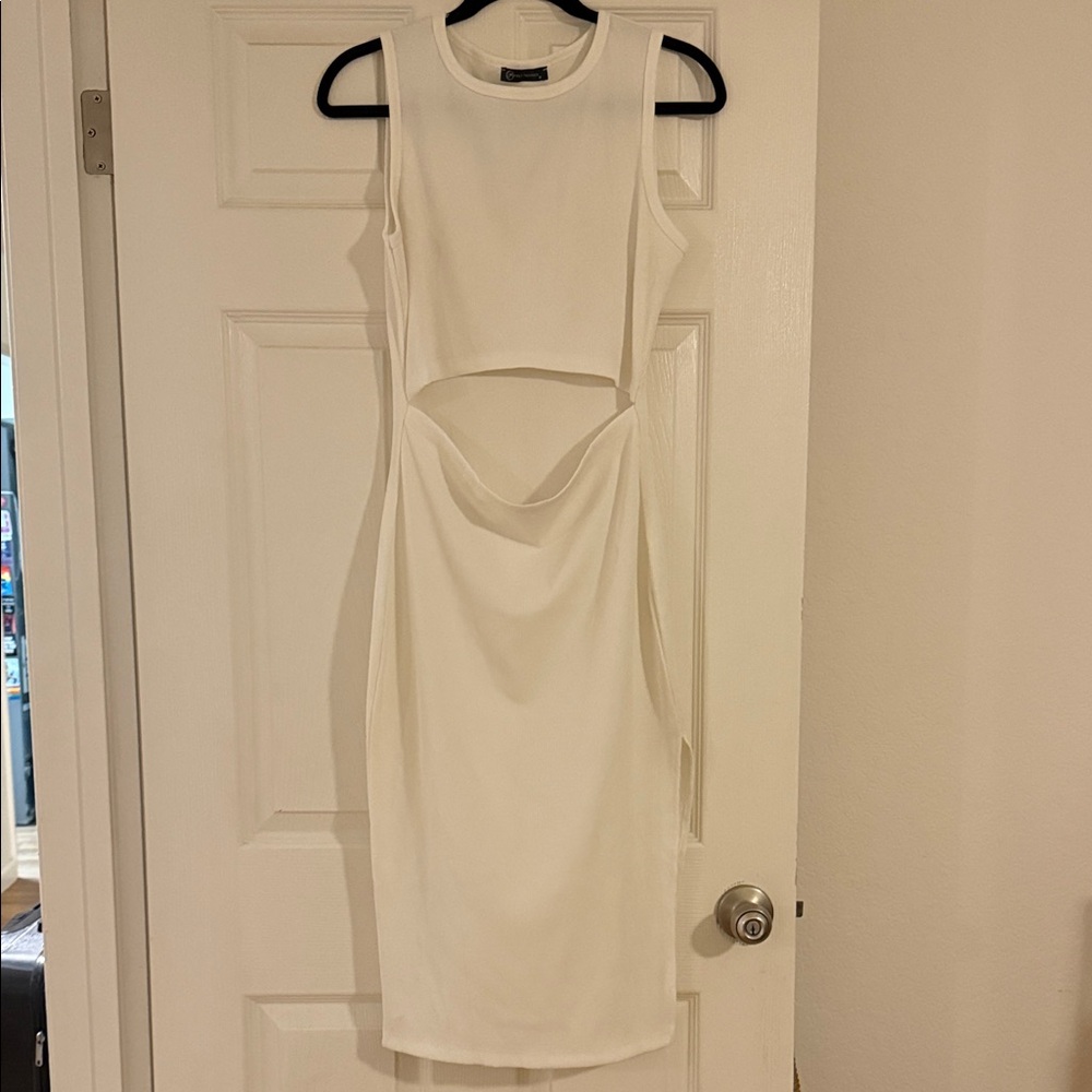 Elegant White Sleeveless Dress